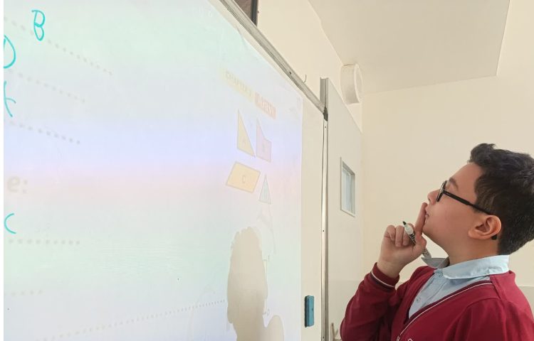 انجام تمرین‌های کتاب در زنگ Math 4