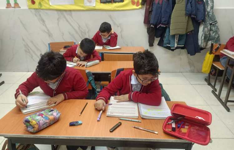 انجام دادن کتاب نگارش توسط دانش‌آموزان 2