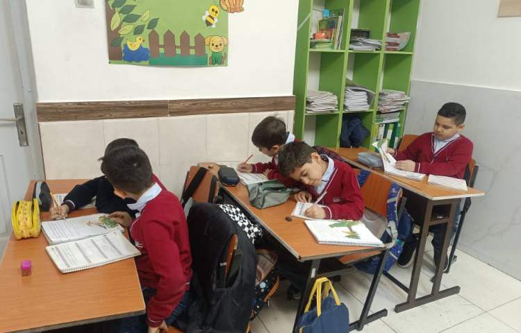 انجام دادن کتاب نگارش توسط دانش‌آموزان 3