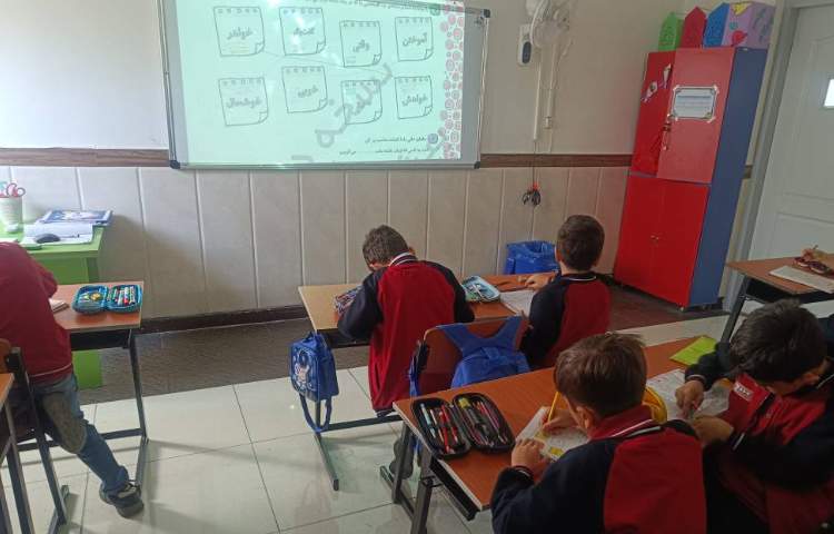 انجام دادن کتاب کار با مشارکت دانش‌آموزان 2