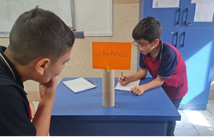 انجام دیکته‌ی کلاسی 6