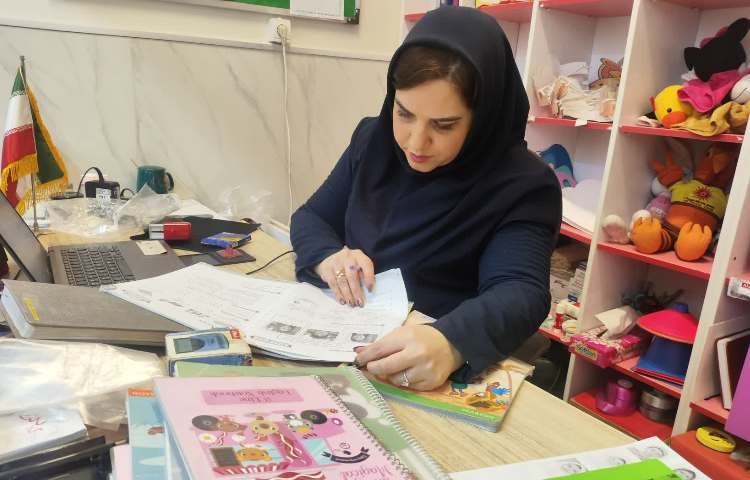 انجام سنجش تصادفی و بررسی دفتر و کتاب های زبان انگلیسی توسط سوپروایزر زبان 1