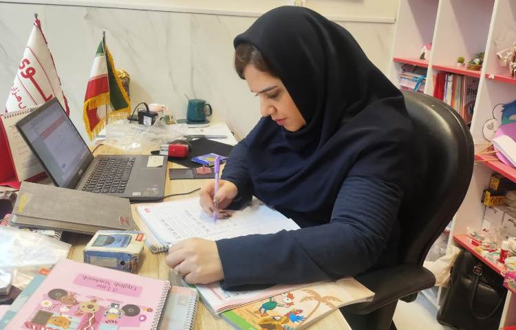 انجام سنجش تصادفی و بررسی دفتر و کتاب های زبان انگلیسی توسط سوپروایزر زبان 4