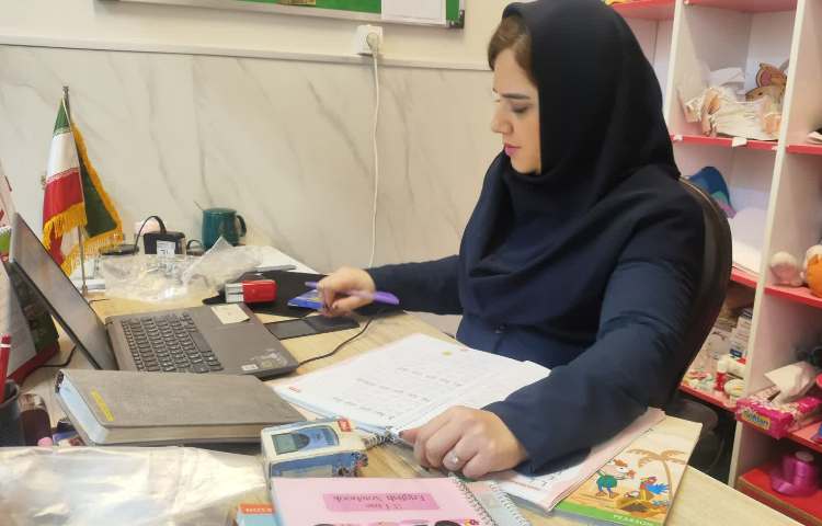 انجام سنجش تصادفی و بررسی دفتر و کتاب های زبان انگلیسی توسط سوپروایزر زبان 5