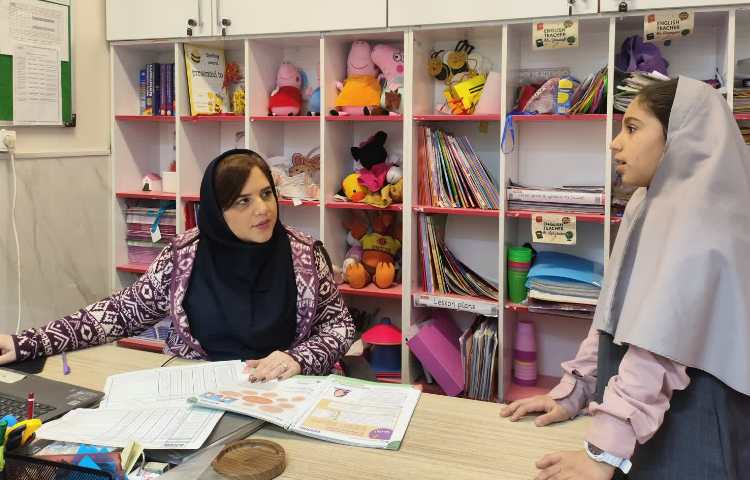 انجام سنجش تصادفی و بررسی دفتر و کتاب های زبان انگلیسی توسط سوپروایزر زبان