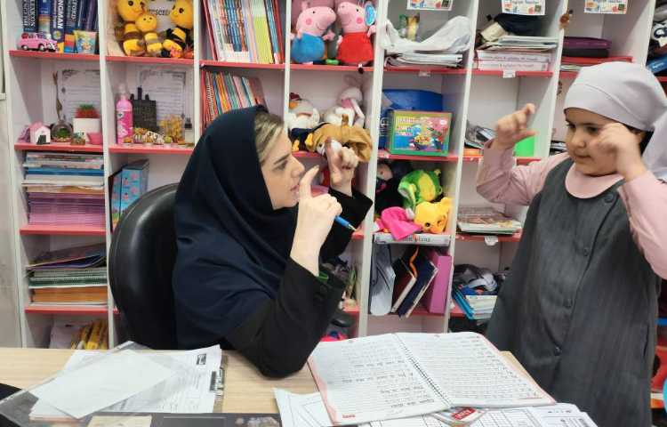 انجام سنجش تصادفی و بررسی دفتر و کتاب های زبان انگلیسی 3