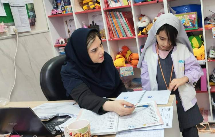 انجام سنجش تصادفی و بررسی دفتر و کتاب های زبان انگلیسی 4