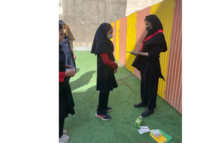 انجام طرح غوطه وری و بازی های مختلف به زبان انگلیسی با دانش آموزان