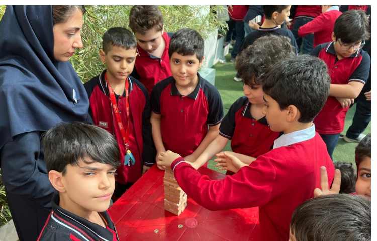 انجام غوطه وری در زنگ تفریح توسط تیم زبان 1