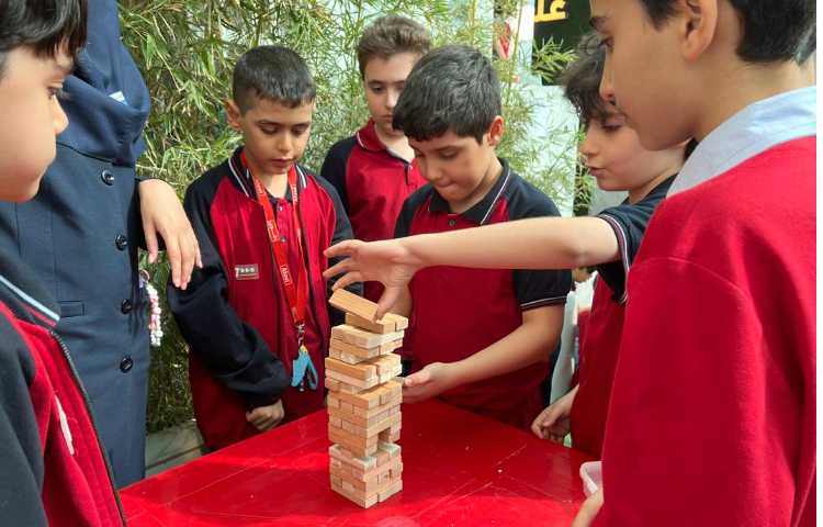 انجام غوطه وری در زنگ تفریح توسط تیم زبان 2