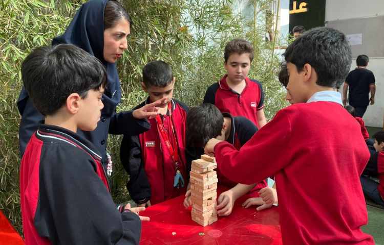 انجام غوطه وری در زنگ تفریح توسط تیم زبان 4