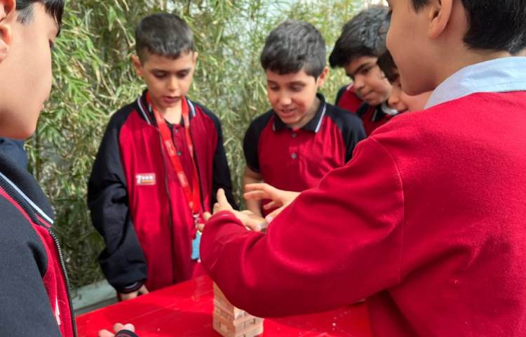 انجام غوطه وری در زنگ تفریح توسط تیم زبان 5