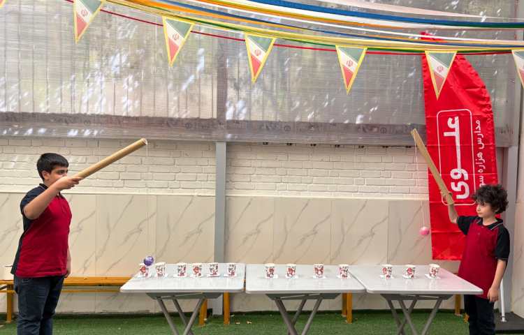 انجام غوطه وری در زنگ تفریح توسط معلمین زبان 1