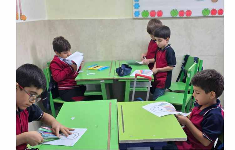 انجام فعالیت Fine Motor Skills به همراه رنگ آمیزی و قیچی کردن از روی نقطه چین ها 1