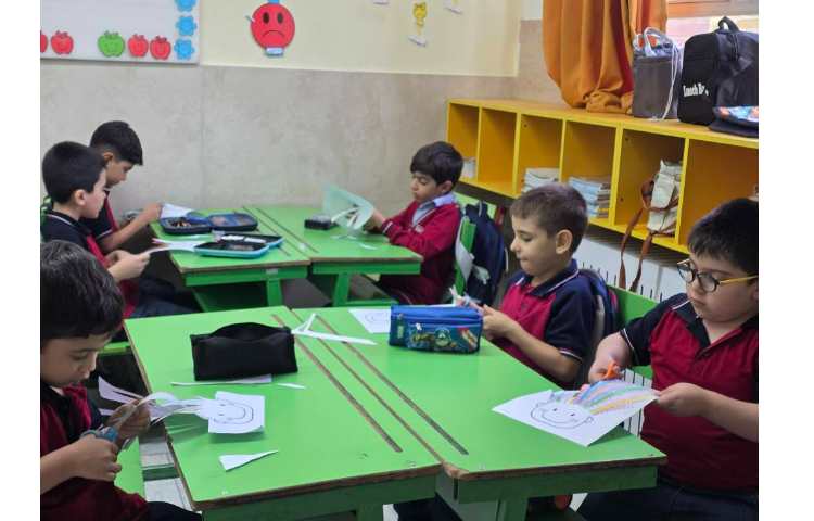 انجام فعالیت Fine Motor Skills به همراه رنگ آمیزی و قیچی کردن از روی نقطه چین ها 2