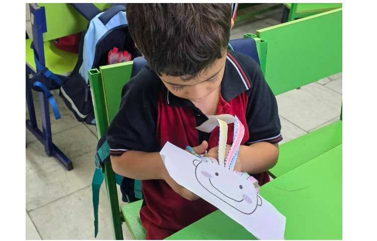 انجام فعالیت Fine Motor Skills به همراه رنگ آمیزی و قیچی کردن از روی نقطه چین ها 3
