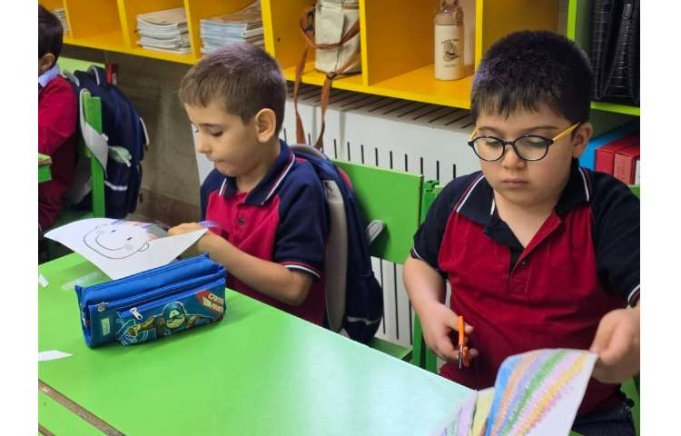 انجام فعالیت Fine Motor Skills به همراه رنگ آمیزی و قیچی کردن از روی نقطه چین ها 4