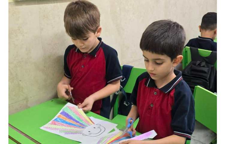 انجام فعالیت Fine Motor Skills به همراه رنگ آمیزی و قیچی کردن از روی نقطه چین ها 5