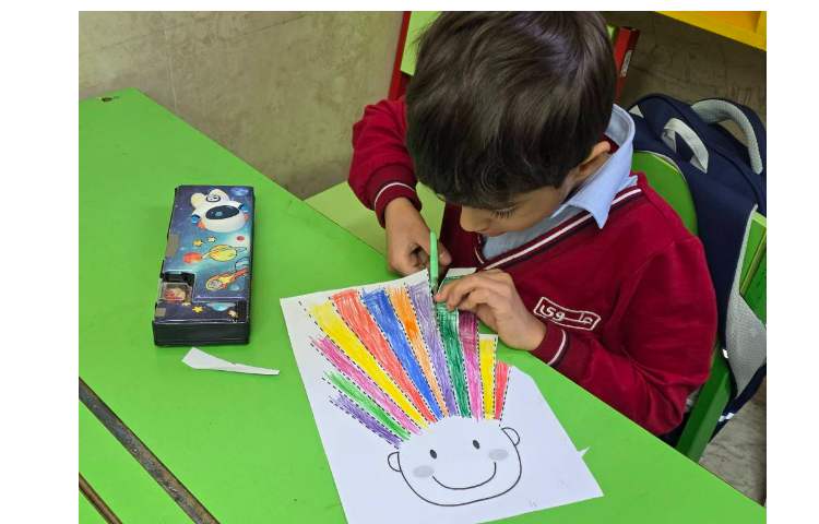 انجام فعالیت Fine Motor Skills به همراه رنگ آمیزی و قیچی کردن از روی نقطه چین ها 6
