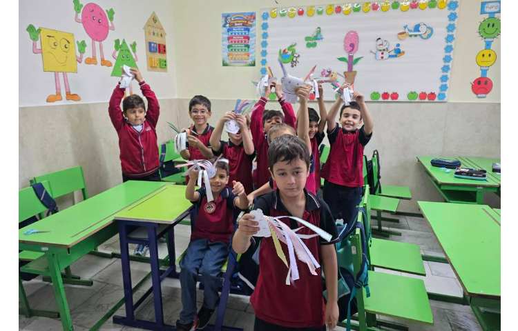 انجام فعالیت Fine Motor Skills به همراه رنگ آمیزی و قیچی کردن از روی نقطه چین ها