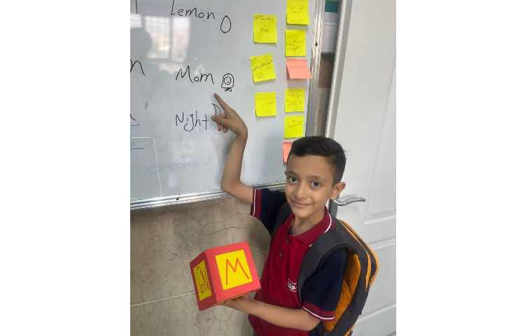 انجام فعالیت تاس حروف (کلمه سازی با استفاده از حروف زبان انگلیسی) 1