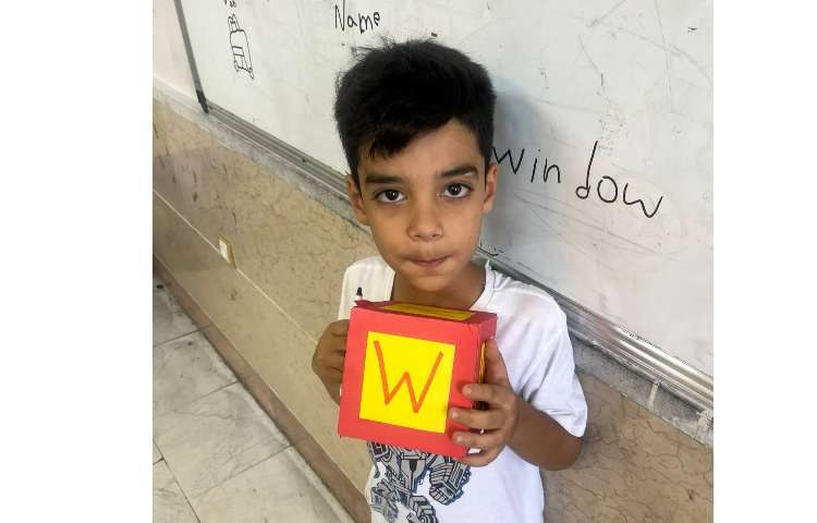 انجام فعالیت تاس حروف (کلمه سازی با استفاده از حروف زبان انگلیسی) 1