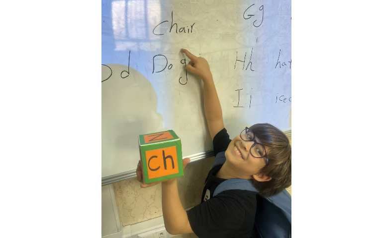 انجام فعالیت تاس حروف (کلمه سازی با استفاده از حروف زبان انگلیسی) 2