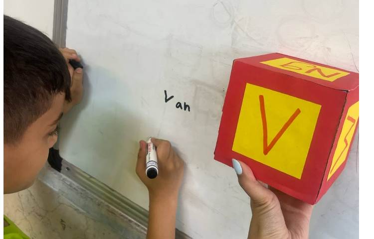 انجام فعالیت تاس حروف (کلمه سازی با استفاده از حروف زبان انگلیسی)