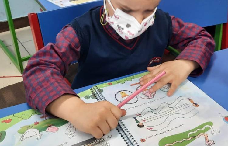 انجام فعالیت خوانداری و نوشتاری پیش دبستان 3