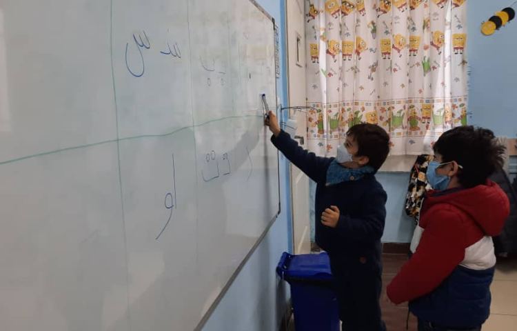 انجام فعالیت خوانداری و نوشتاری پیش دبستان