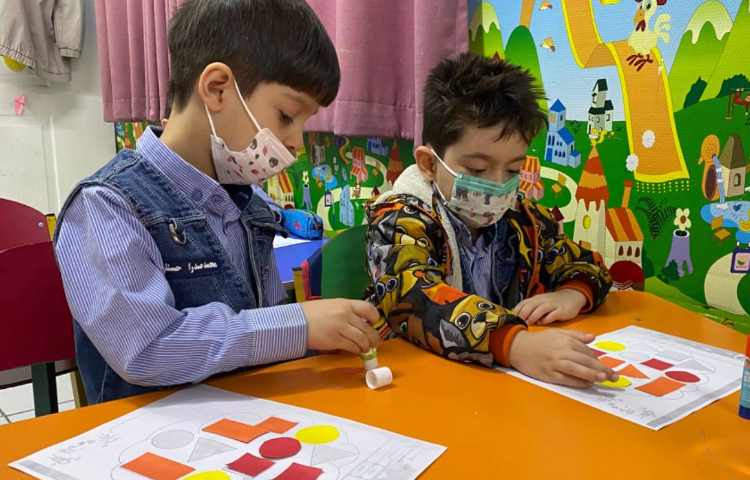 انجام فعالیت دست ورزی جهت مرور اشکال هندسی و رنگ ها 1