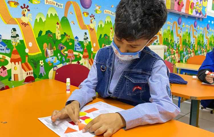 انجام فعالیت دست ورزی جهت مرور اشکال هندسی و رنگ ها 2