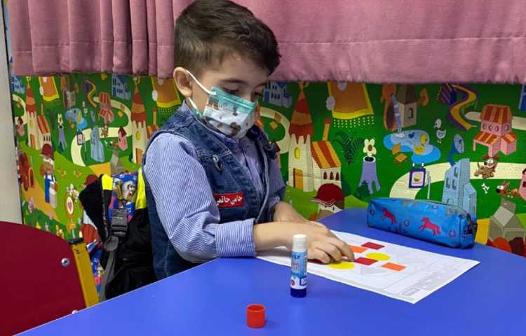 انجام فعالیت دست ورزی جهت مرور اشکال هندسی و رنگ ها 3