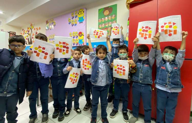 انجام فعالیت دست ورزی جهت مرور اشکال هندسی و رنگ ها