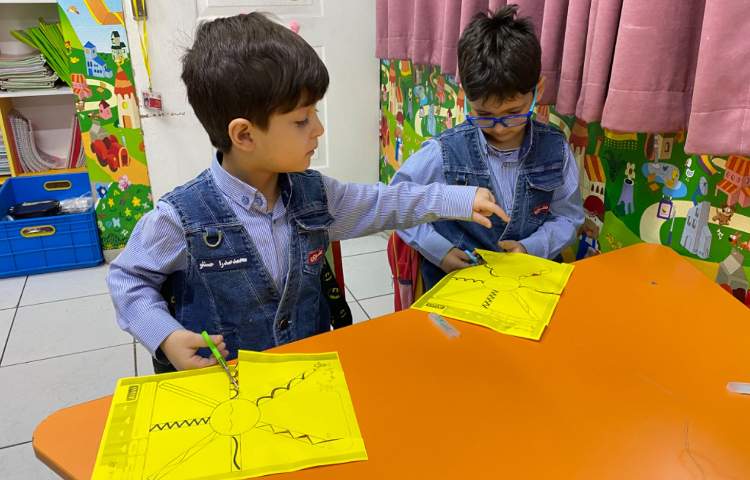 انجام فعالیت دست ورزی در کلاس زبان-برش از روی الگو 1