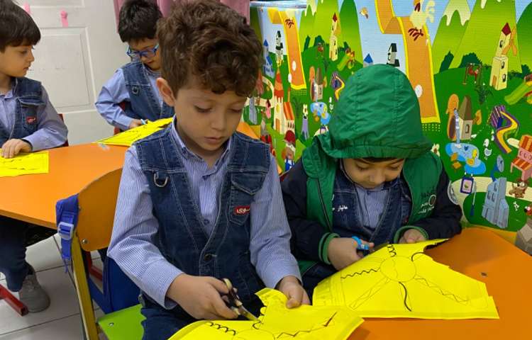 انجام فعالیت دست ورزی در کلاس زبان-برش از روی الگو 2