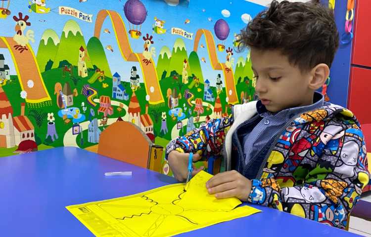 انجام فعالیت دست ورزی در کلاس زبان-برش از روی الگو 3