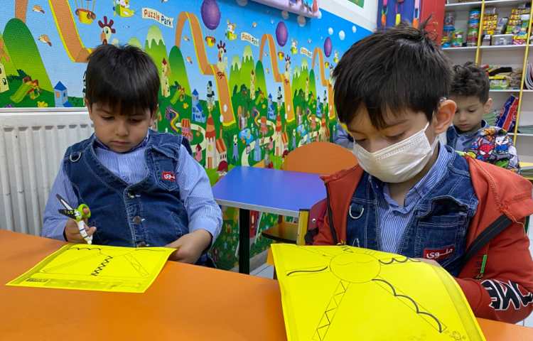 انجام فعالیت دست ورزی در کلاس زبان-برش از روی الگو 4