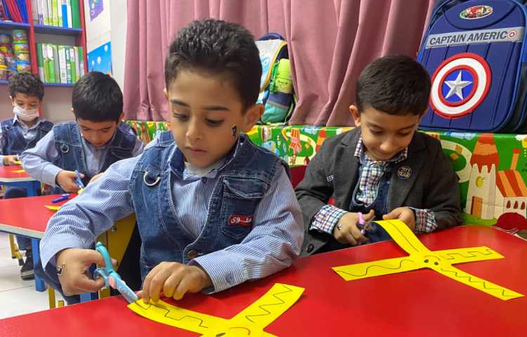 انجام فعالیت دست ورزی در کلاس زبان انگلیسی