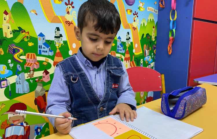 انجام فعالیت دست ورزی در کلاس زبان 1