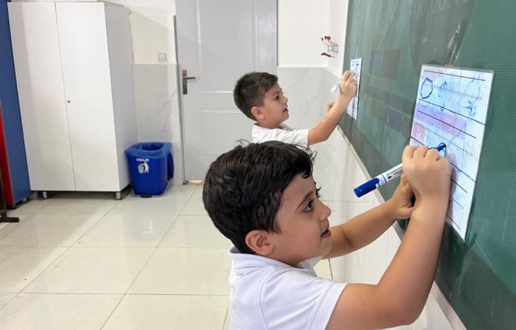 انجام فعالیت دست‌ورزی در کلاس زبان 1