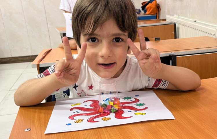 انجام فعالیت دست‌ورزی در کلاس زبان 1