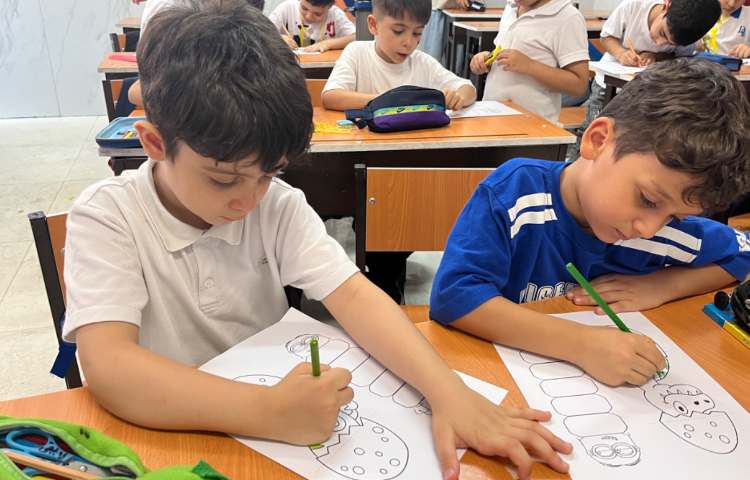 انجام فعالیت دست‌ورزی در کلاس زبان 1