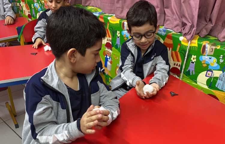 انجام فعالیت دست ورزی در کلاس زبان 2