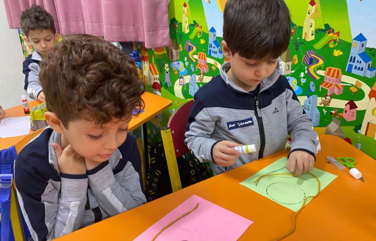 انجام فعالیت دست ورزی در کلاس زبان 2