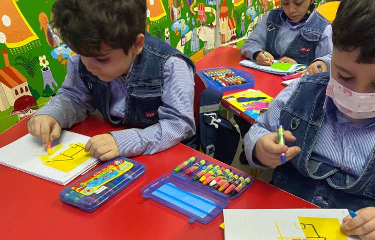 انجام فعالیت دست ورزی در کلاس زبان 2