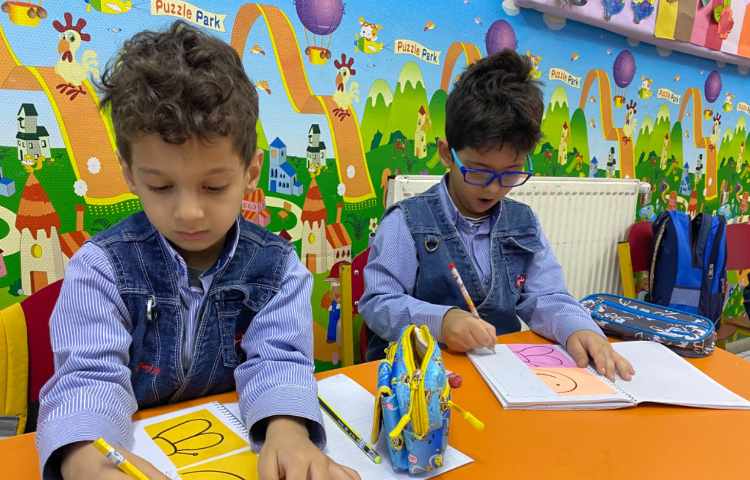 انجام فعالیت دست ورزی در کلاس زبان 2