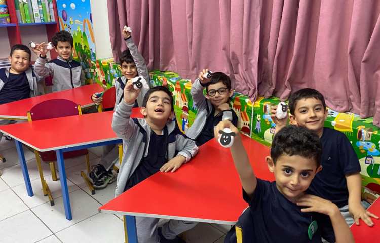 انجام فعالیت دست ورزی در کلاس زبان 3