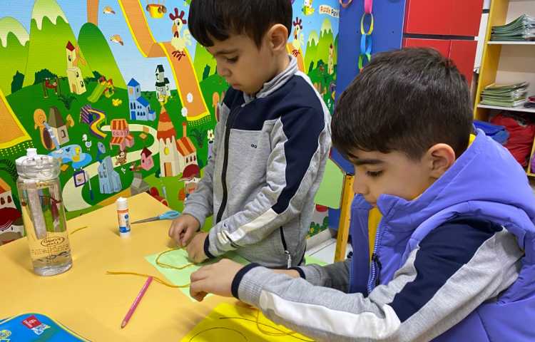 انجام فعالیت دست ورزی در کلاس زبان 3