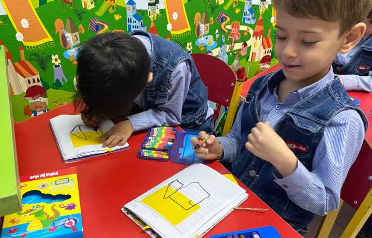 انجام فعالیت دست ورزی در کلاس زبان 3